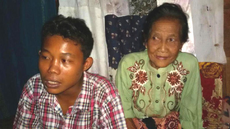 Adolescente de 16 anos se casou com uma mulher de 71 na Indonésia (sem brincadeira!)