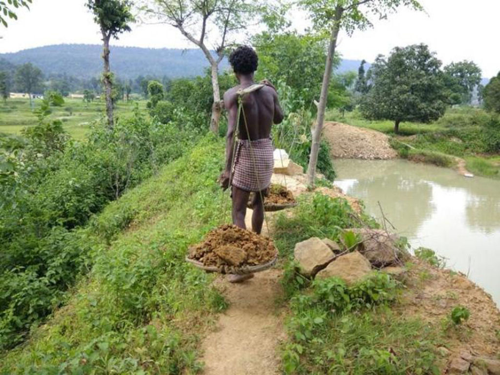 Homem cava sozinho um aude para sua aldeia