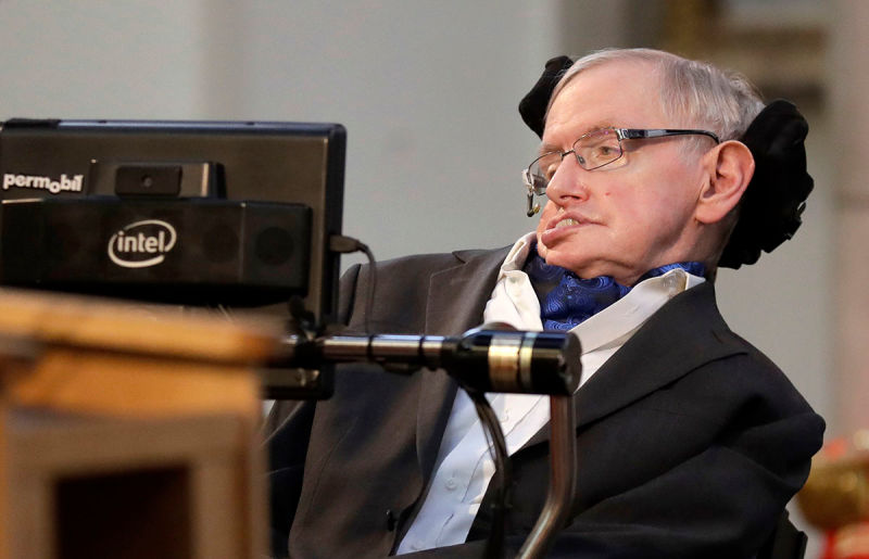Stephen Hawking volta a insistir que devemos abandonar a Terra antes de 100 anos