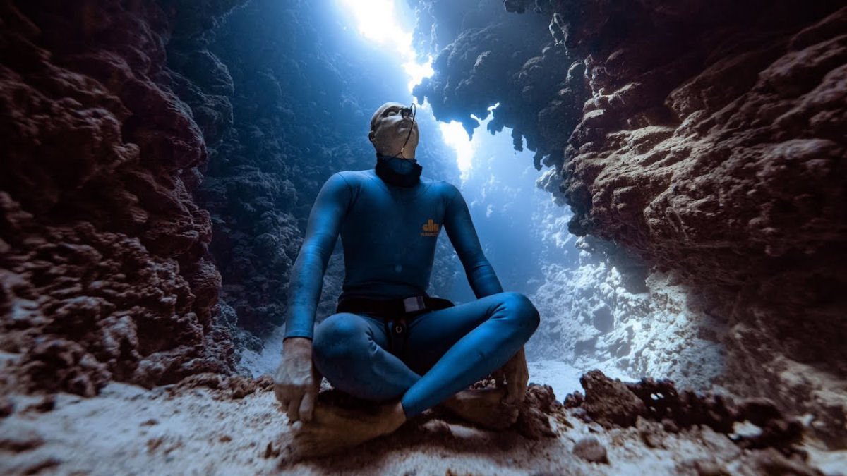 Vídeo inspirador sobre um mergulhador com artrite psoriática é algo que todos precisam ver