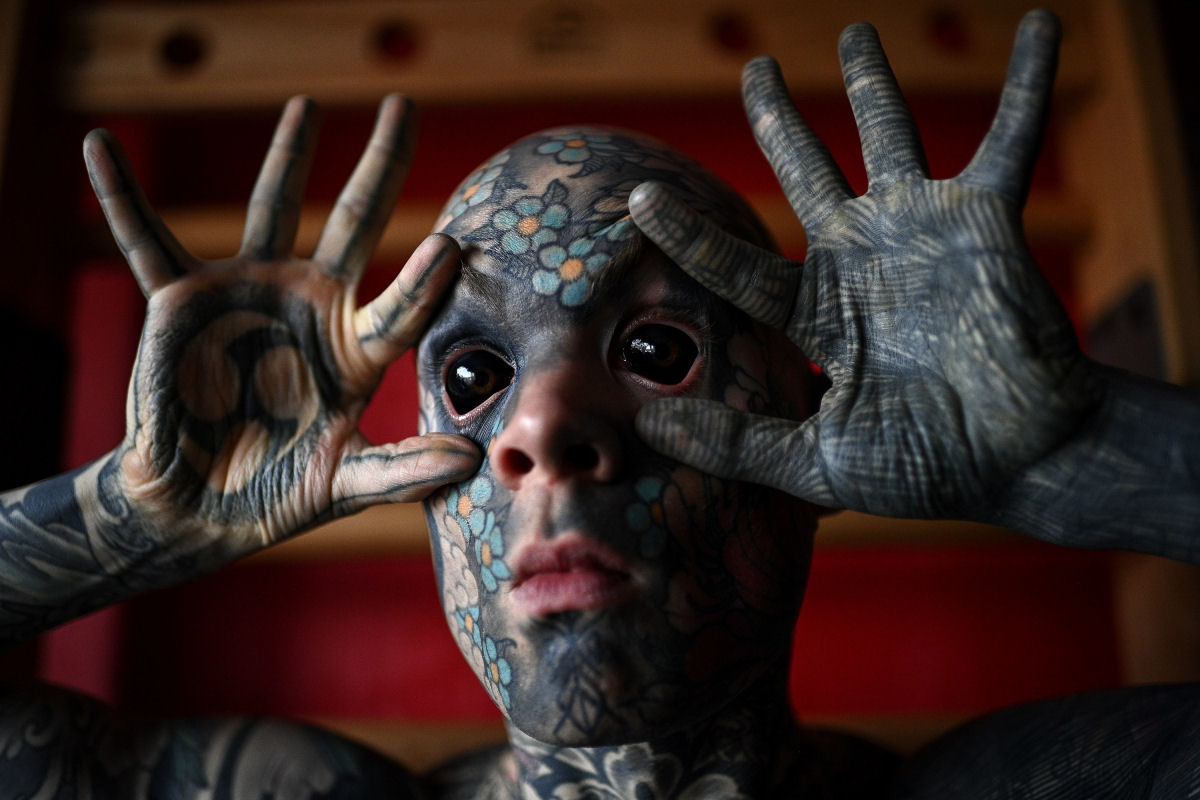 Escola impede professor de dar aulas porque seus olhos tatuados assustam as crianças