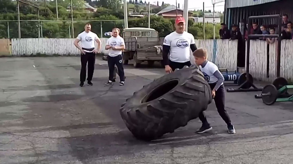 Russo de 11 anos  considerado o garoto mais forte depois de levantar 100 kg na barra