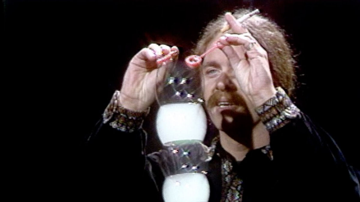 A primeira apresentao de Tom Noddy, o mago das bolhas, na televiso
