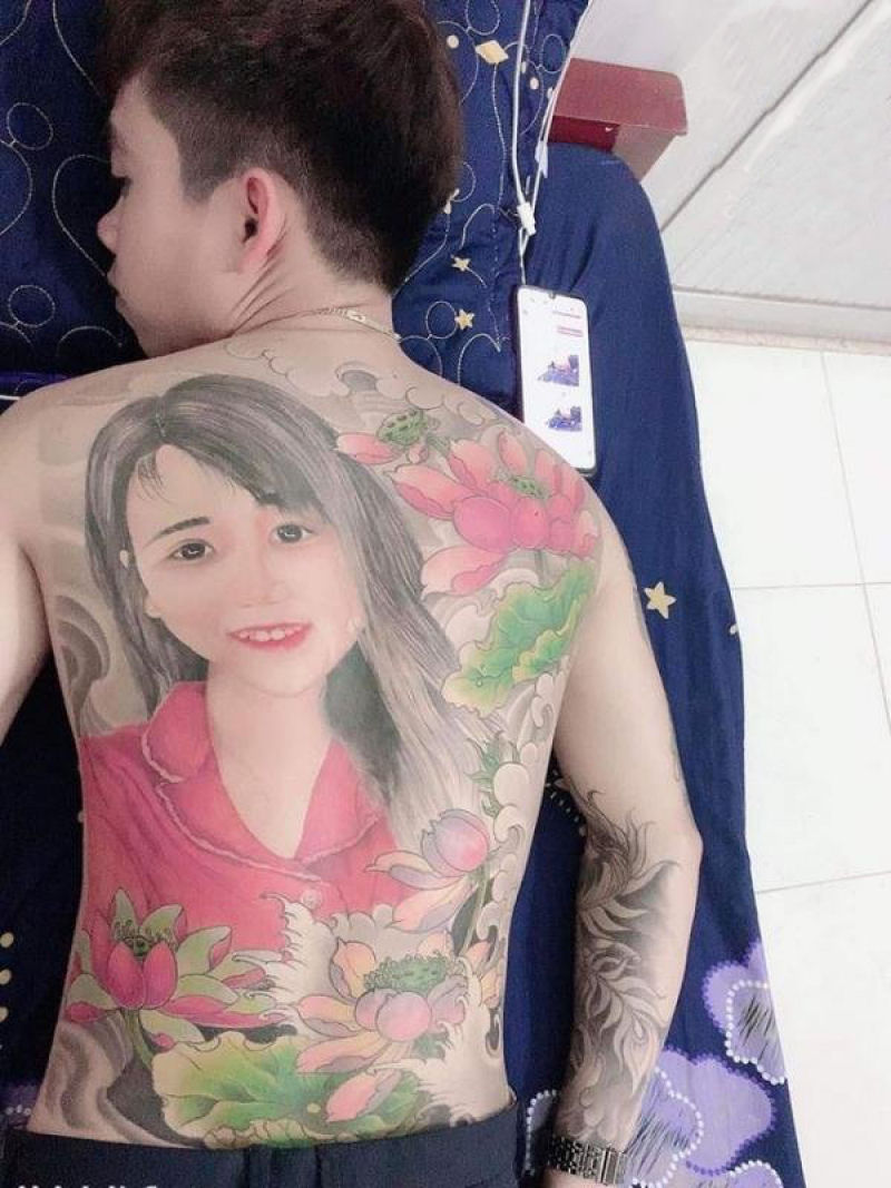 Jovem vietnamita passa 24 horas tatuando um retrato gigante de sua noiva nas costas