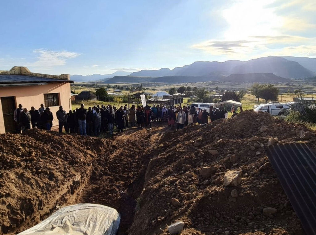 Poltico sul-africano  enterrado dentro de sua amada Mercedes