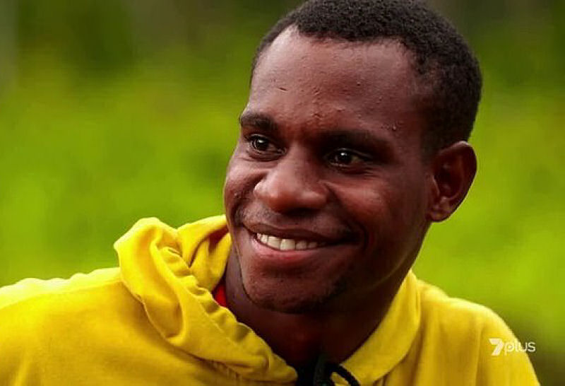 Jovem papua se encontrou com os familiares canibais que queriam com-lo faz 13 anos