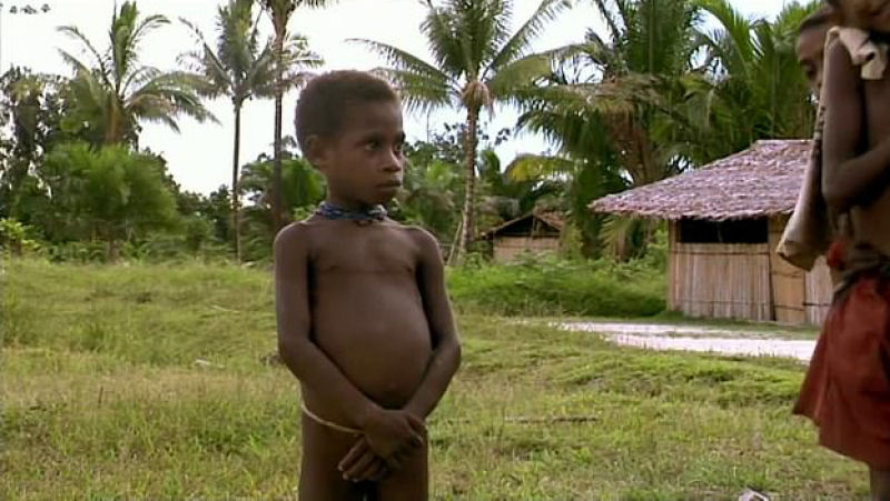 Jovem papua se encontrou com os familiares canibais que queriam com-lo faz 13 anos