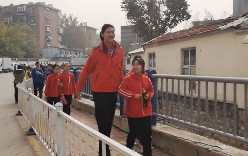 Garota chinesa de 11 anos já mede 2,10 metros de altura