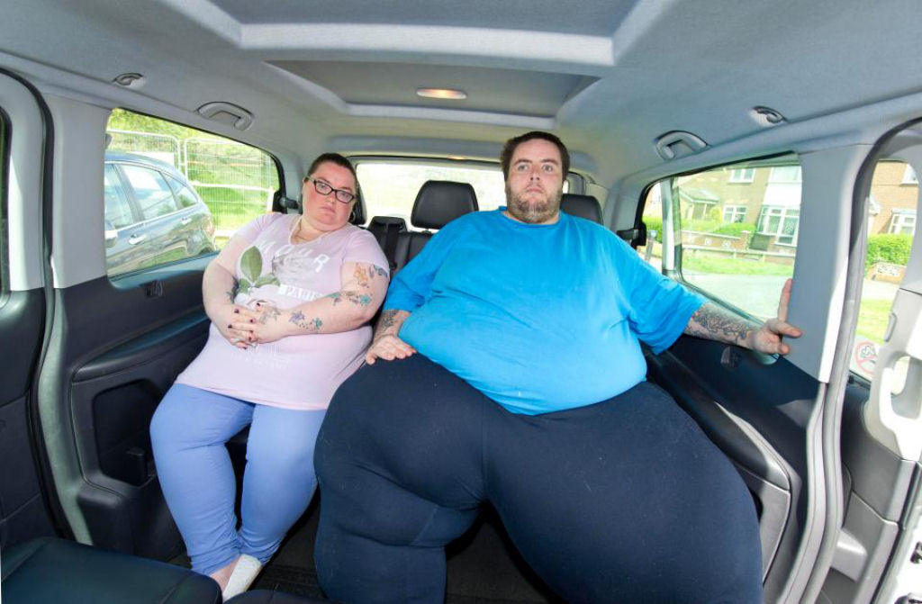Casal com excesso de peso é banido de táxis após quebrar duas suspensões de carros