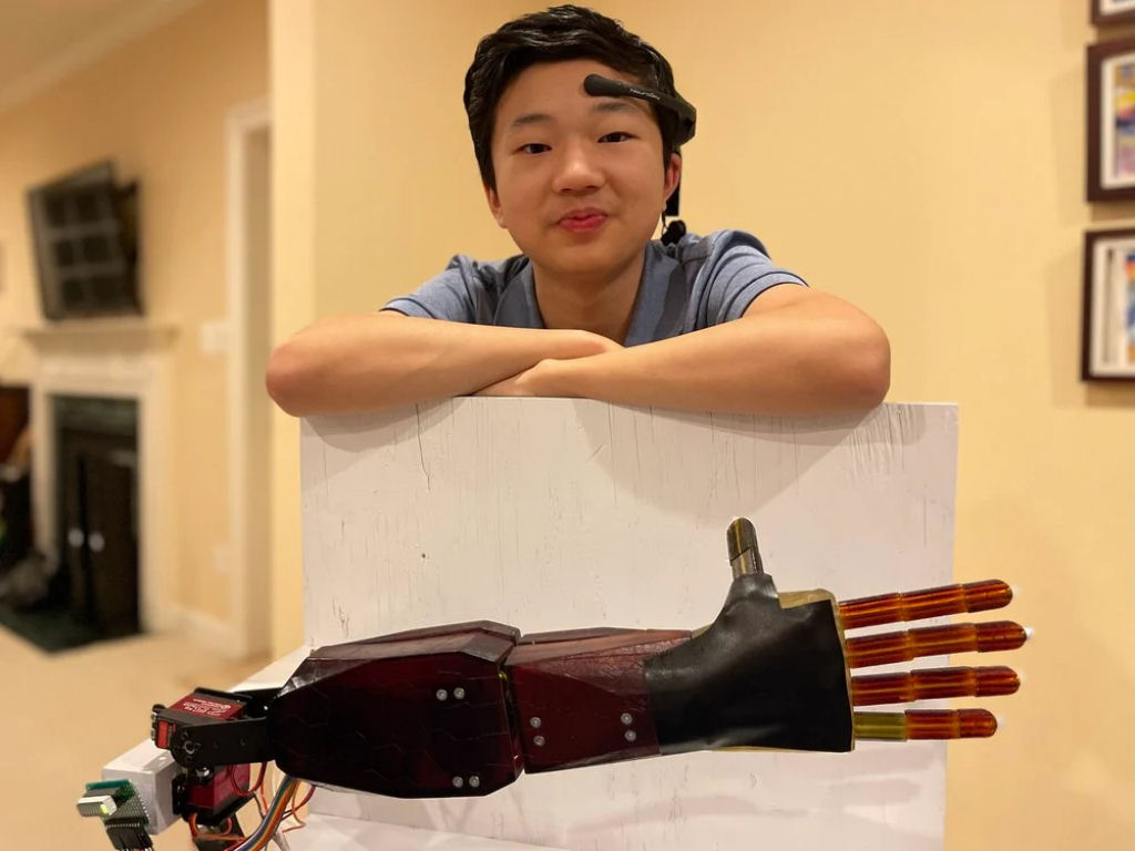 Adolescente inventou um braço protético de baixo custo e controlado pela mente