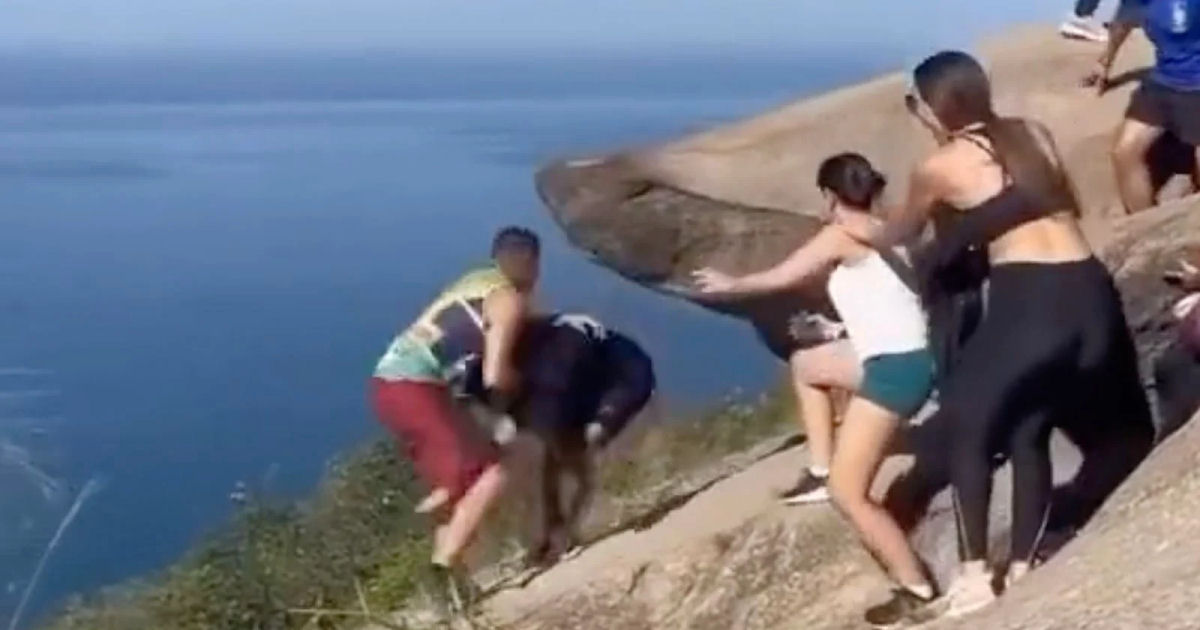 Dois homens brigam para tirar foto em um famoso ponto turstico no Rio