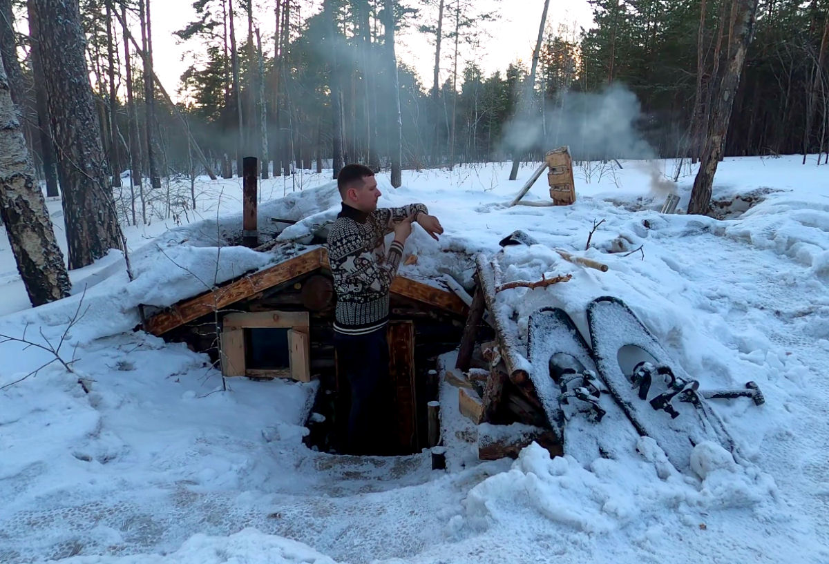 Homem constri impressionante abrigo de madeira na floresta