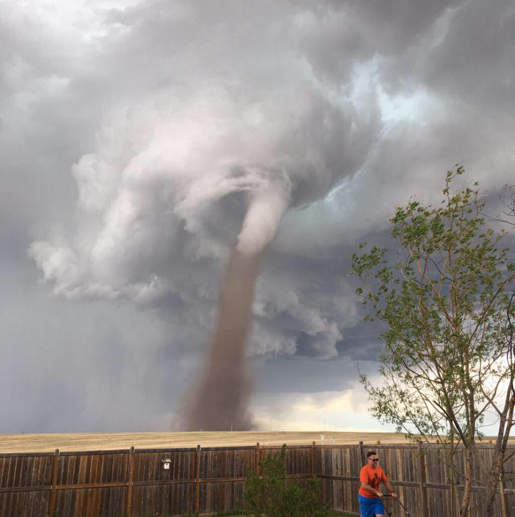 Canadense cortando a grama junto a um tornado é a imagem do dia da rede