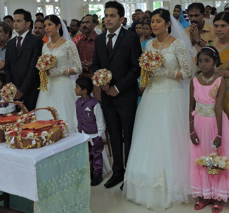 Casamento ao quadrado: padres gêmeos casam gêmeos com gêmeas na Índia 06