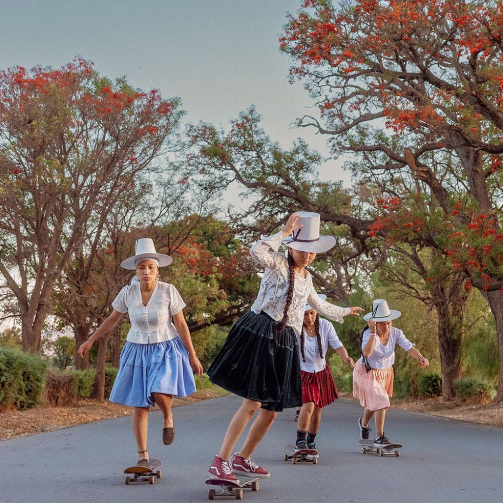 Bolivianas andam de skate em trajes tradicionais