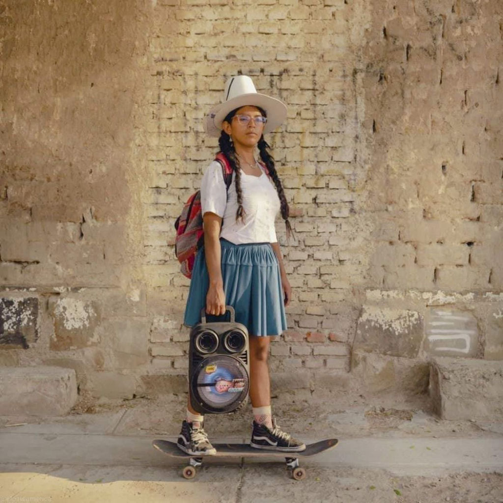 Bolivianas andasm de skate em trajes tradicionais