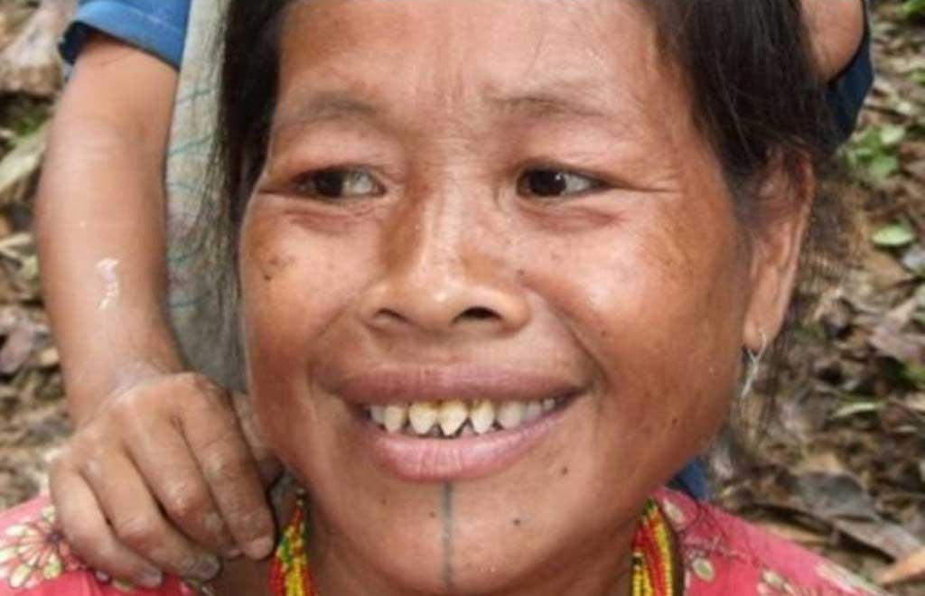 Esta tribo indonsia acredita que dentes afiados deixam as mulheres mais bonitas