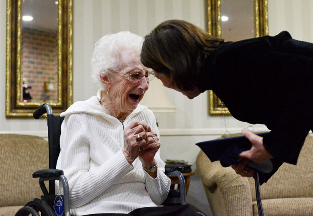 Esta idosa de 97 anos chora de alegria depois de conseguir ao fim seu diploma 01