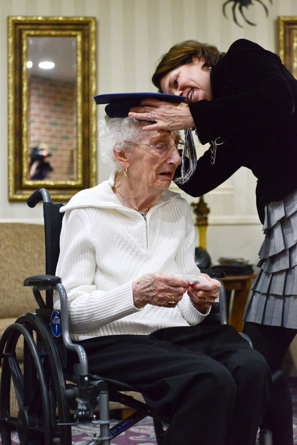 Esta idosa de 97 anos chora de alegria depois de conseguir ao fim seu diploma 02