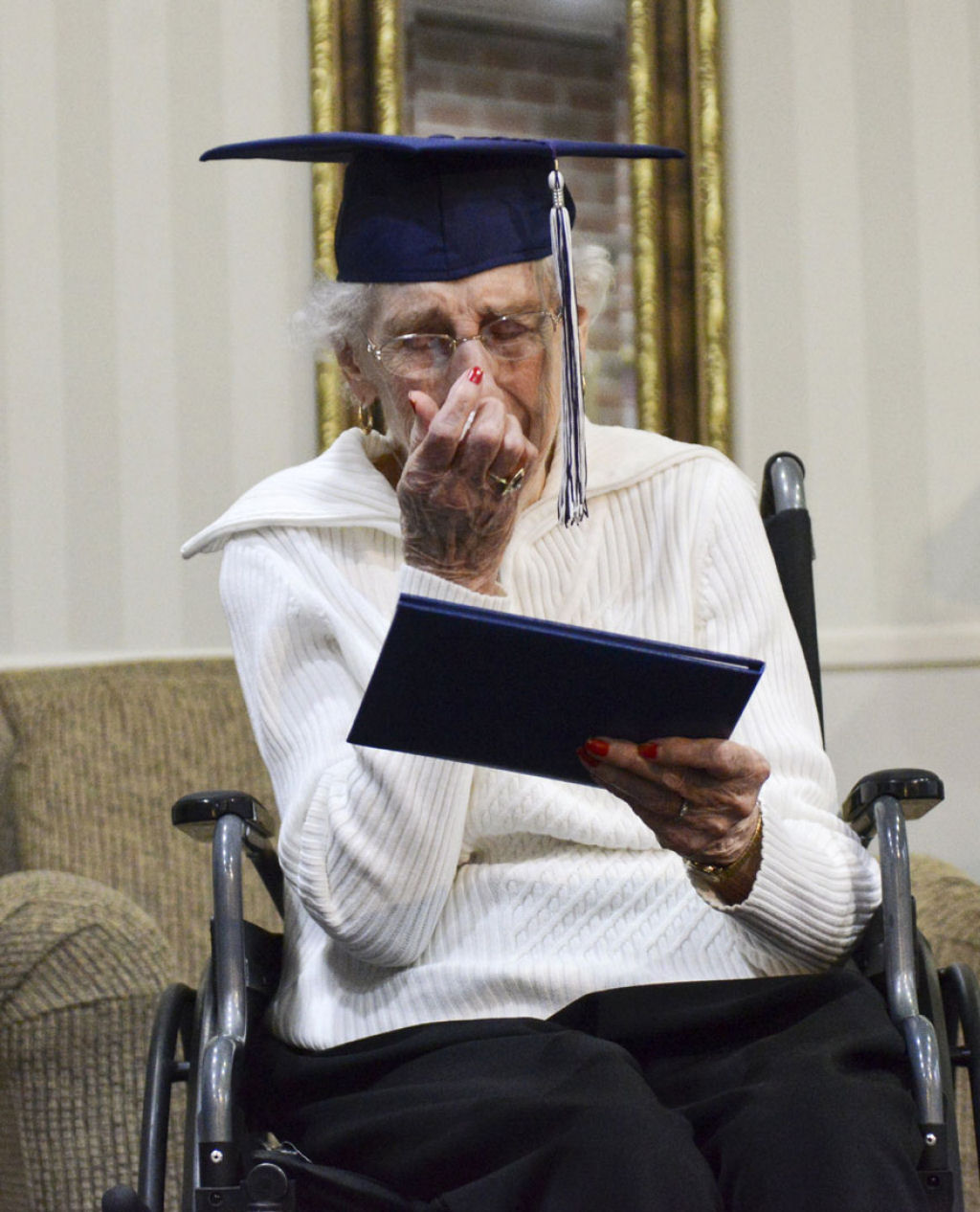 Esta idosa de 97 anos chora de alegria depois de conseguir ao fim seu diploma 03