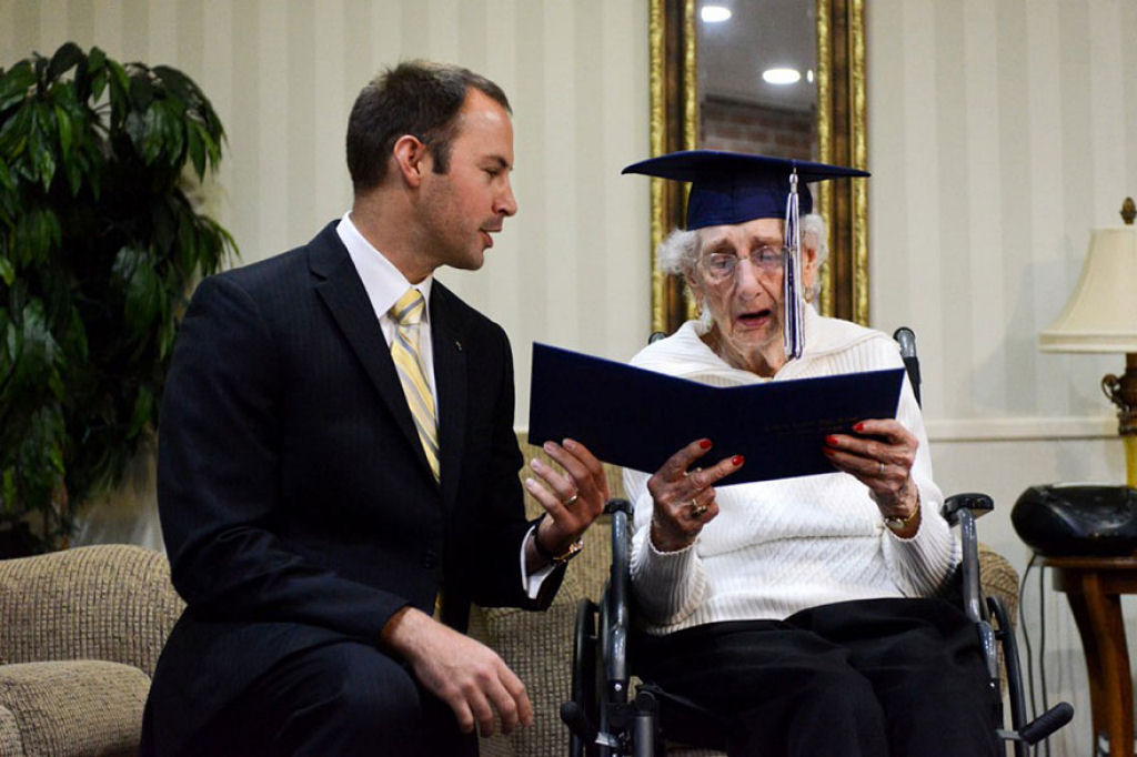Esta idosa de 97 anos chora de alegria depois de conseguir ao fim seu diploma 04