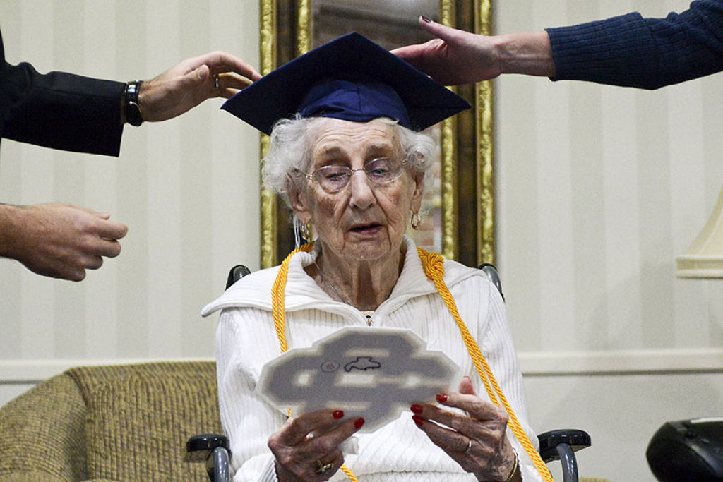 Esta idosa de 97 anos chora de alegria depois de conseguir ao fim seu diploma 07