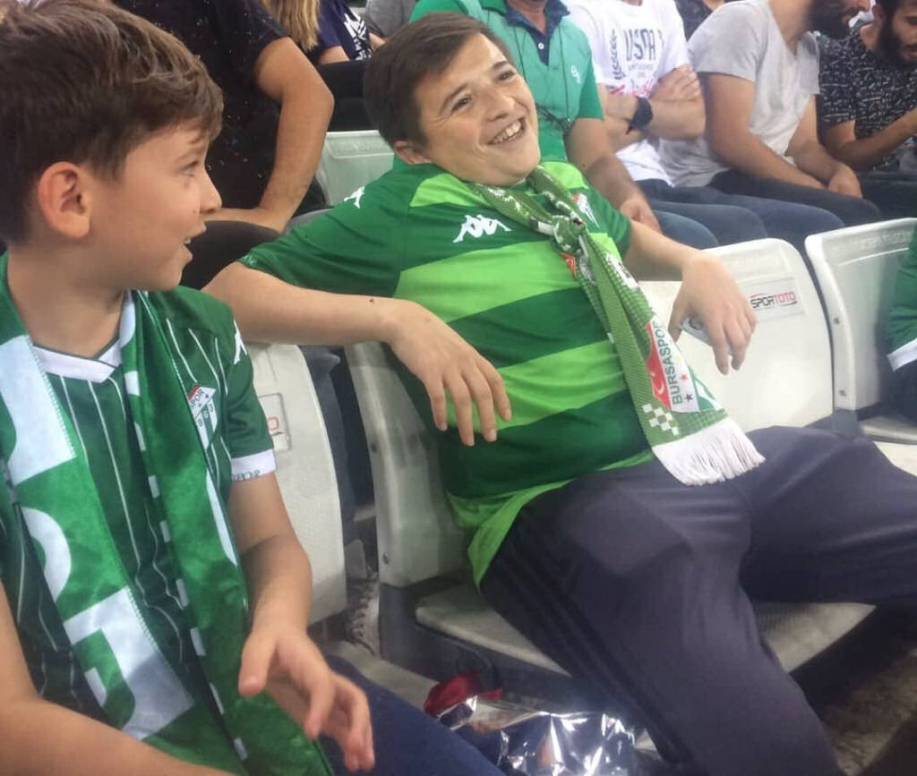O 'menor' que apareceu fumando no estádio turco, na verdade, tem 36 anos