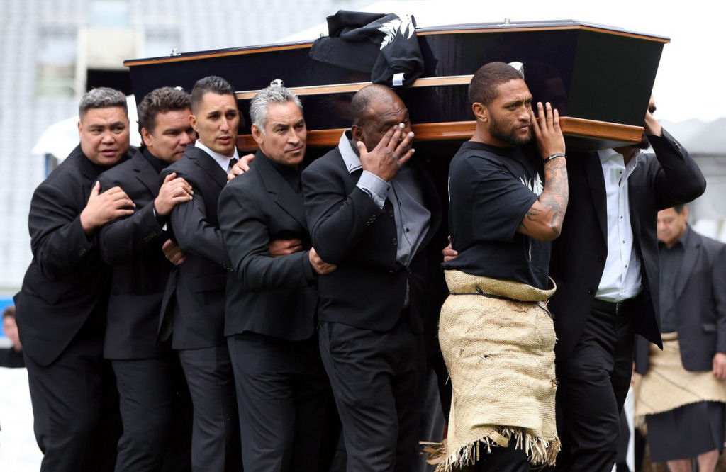 O emotivo haka dos companheiros de Jonah Lomu em seu funeral