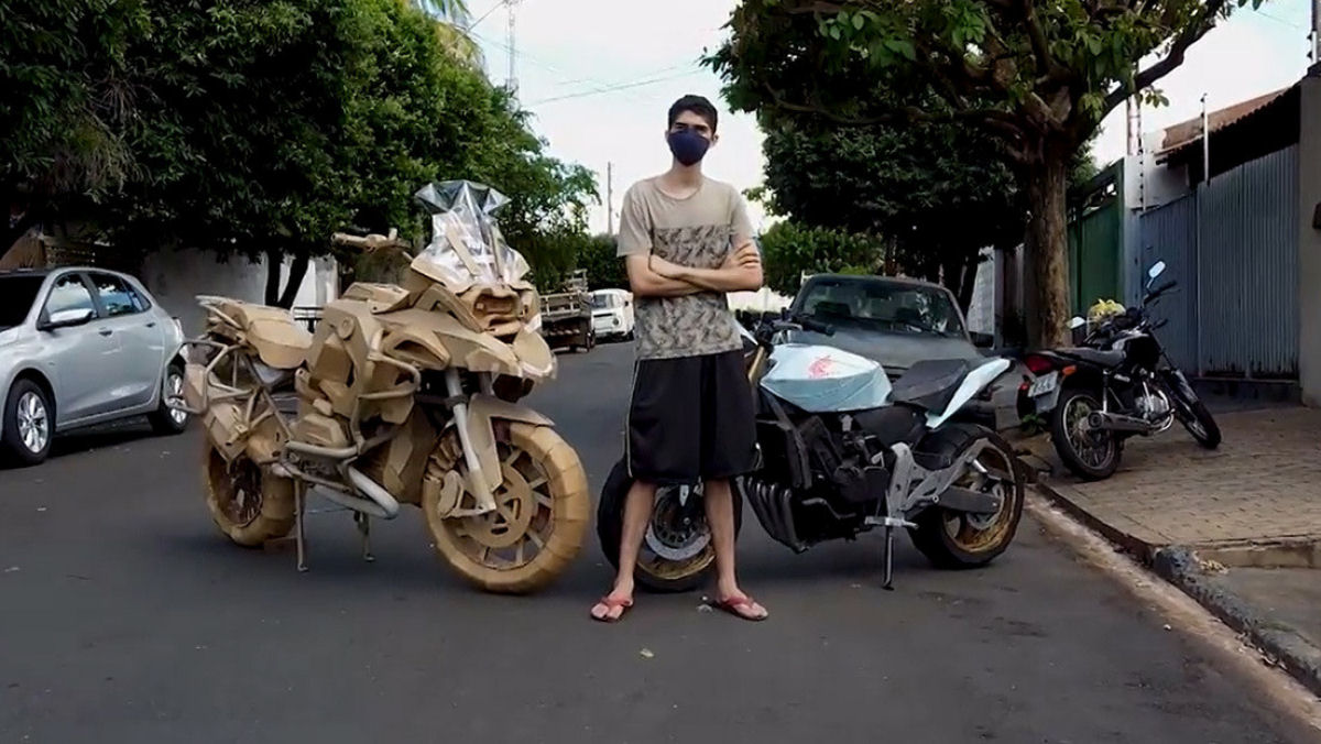 Jovem paulista cria incríveis réplicas de motocicletas de tamanho real com papelão