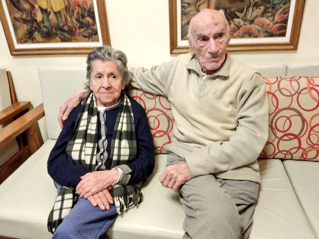 Casal de idosos argentinos que foi abandonado em um bar por um de seus filhos encontra um novo lar