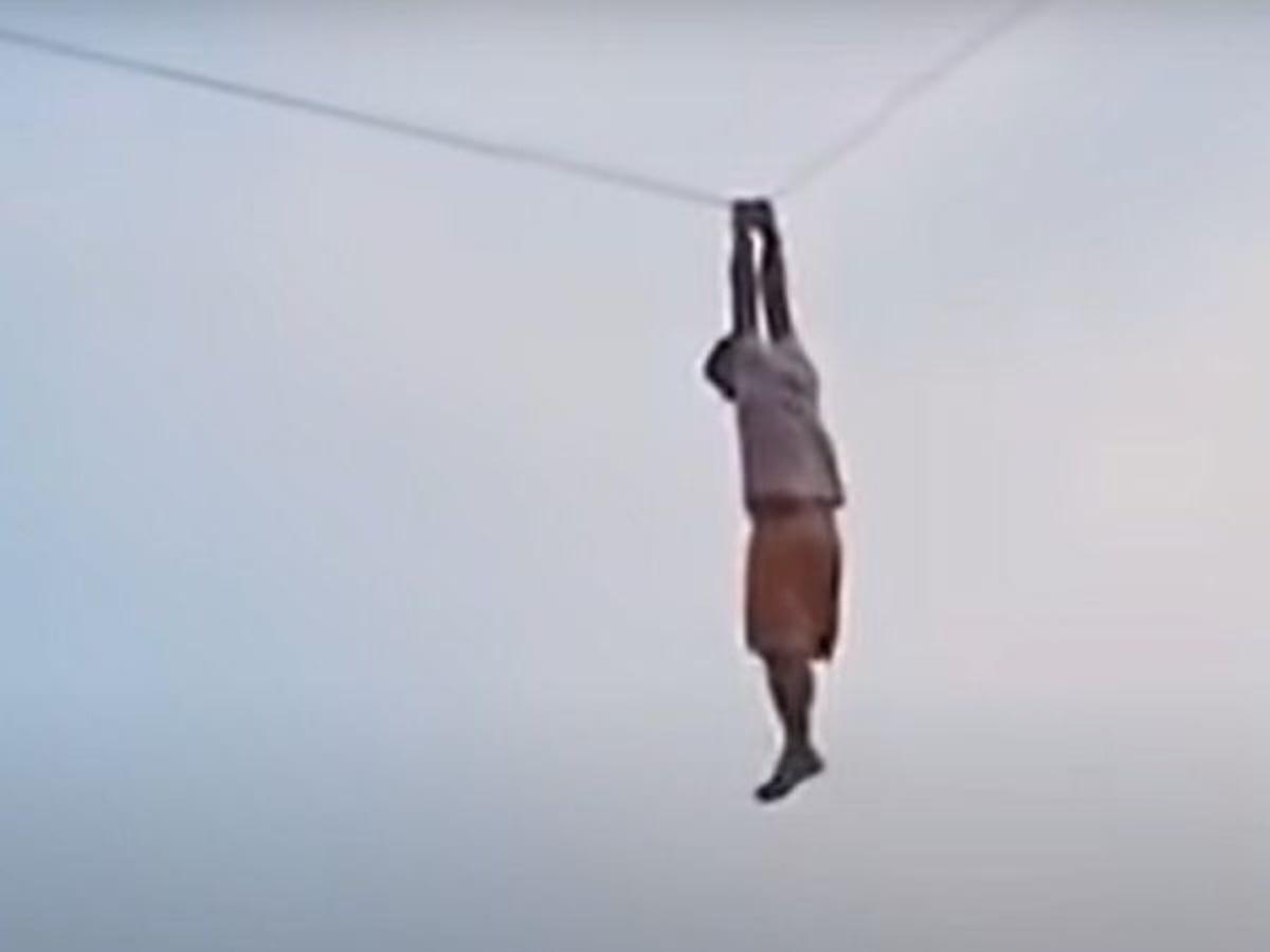 Jovem cingalês é elevado a mais de 12 metros de altura por pipa
