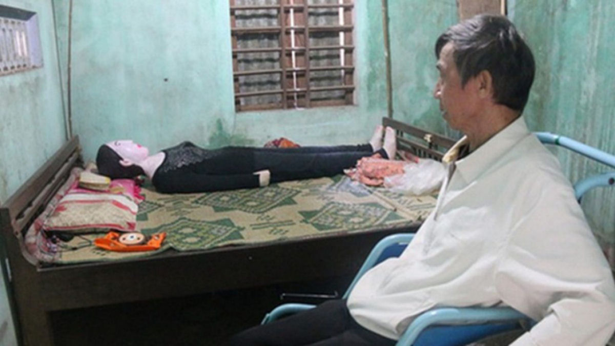 Vietnamita divide a cama com os restos de sua esposa faz 16 anos