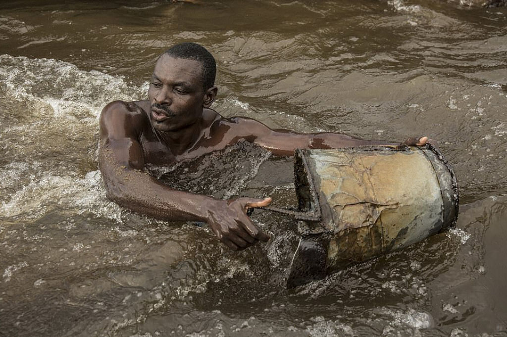 Fotos mostram o fsico incrivelmente esculpido dos mineradores de areia em Camares