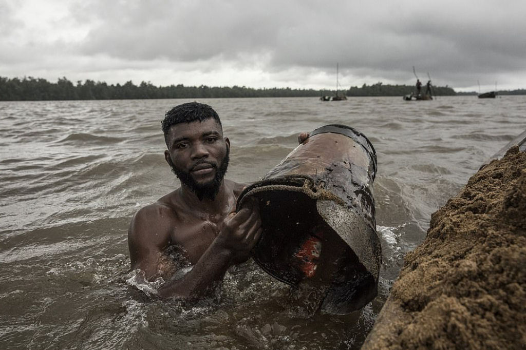 Fotos mostram o fsico incrivelmente esculpido dos mineradores de areia em Camares