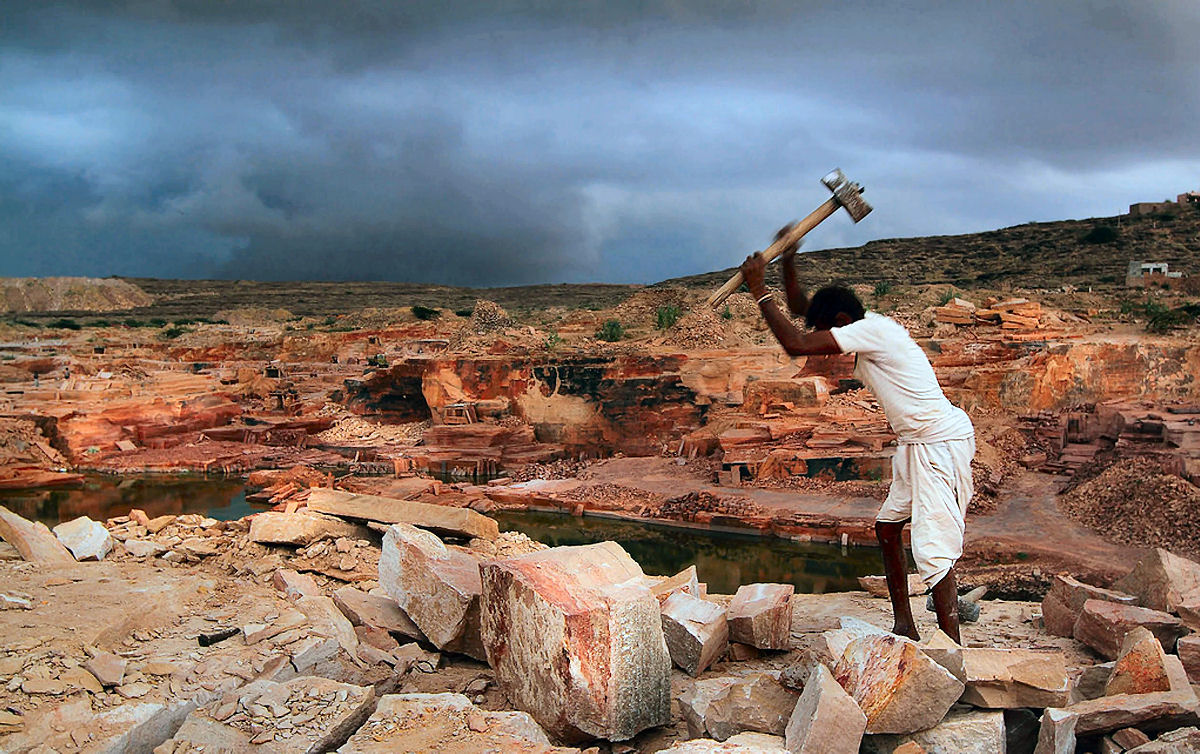 Como milhões de indianos estão presos em uma forma moderna de escravidão em pedreiras de arenito