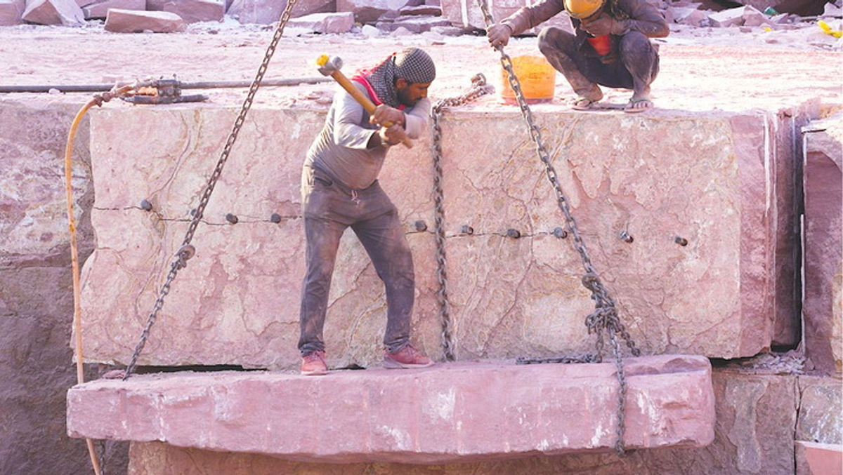 Como milhões de indianos estão presos em uma forma moderna de escravidão em pedreiras de arenito