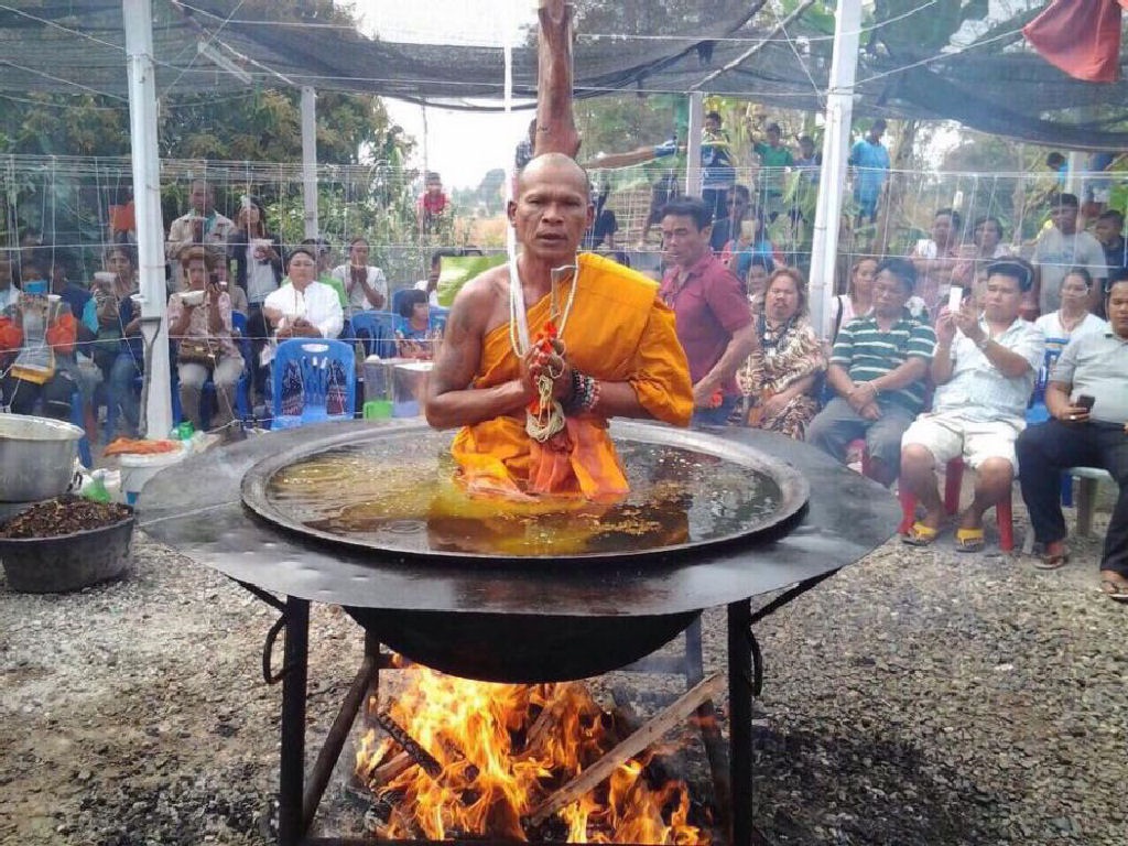 Truque ou verdade - Monge tailandês medita em tacho de óleo fervente sobre uma fogueira
