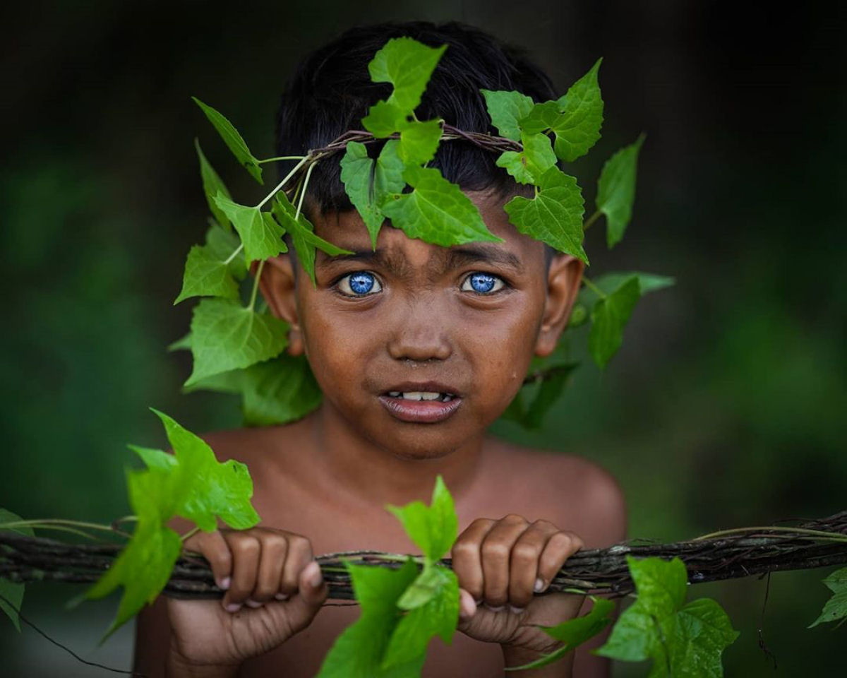 Olhos azuis e brilhantes: as hipnotizantes fotos de uma tribo com uma rara mutação genética 01