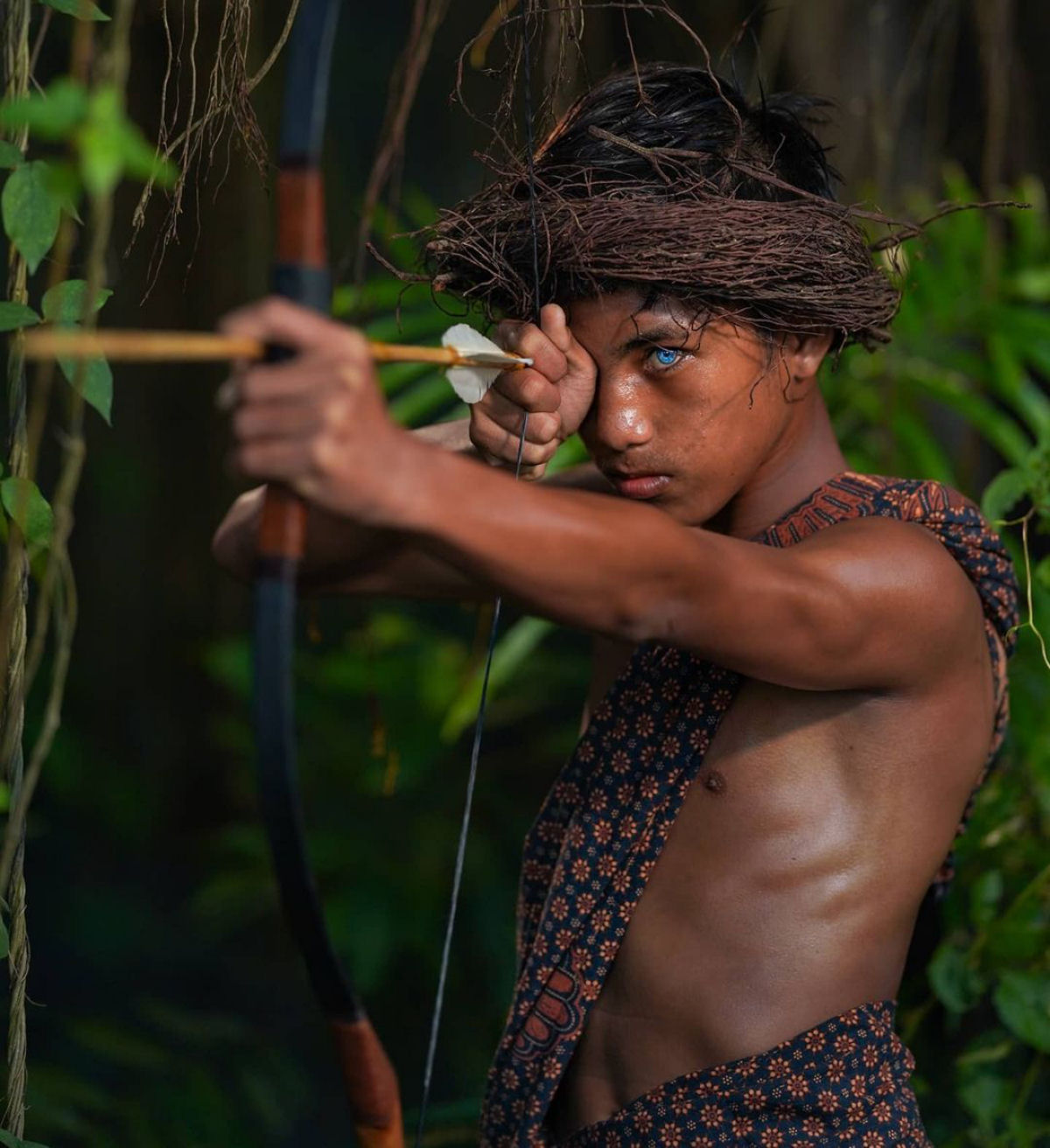 Olhos azuis e brilhantes: as hipnotizantes fotos de uma tribo com uma rara mutação genética 02