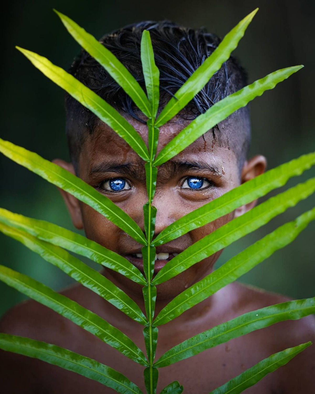 Olhos azuis e brilhantes: as hipnotizantes fotos de uma tribo com uma rara mutação genética 03