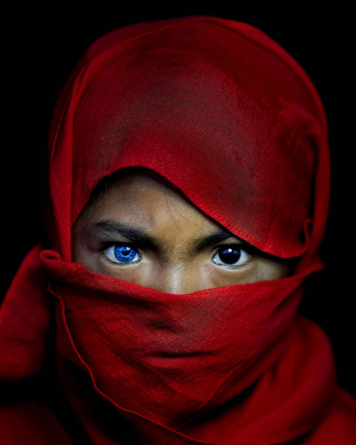 Olhos azuis e brilhantes: as hipnotizantes fotos de uma tribo com uma rara mutação genética 04