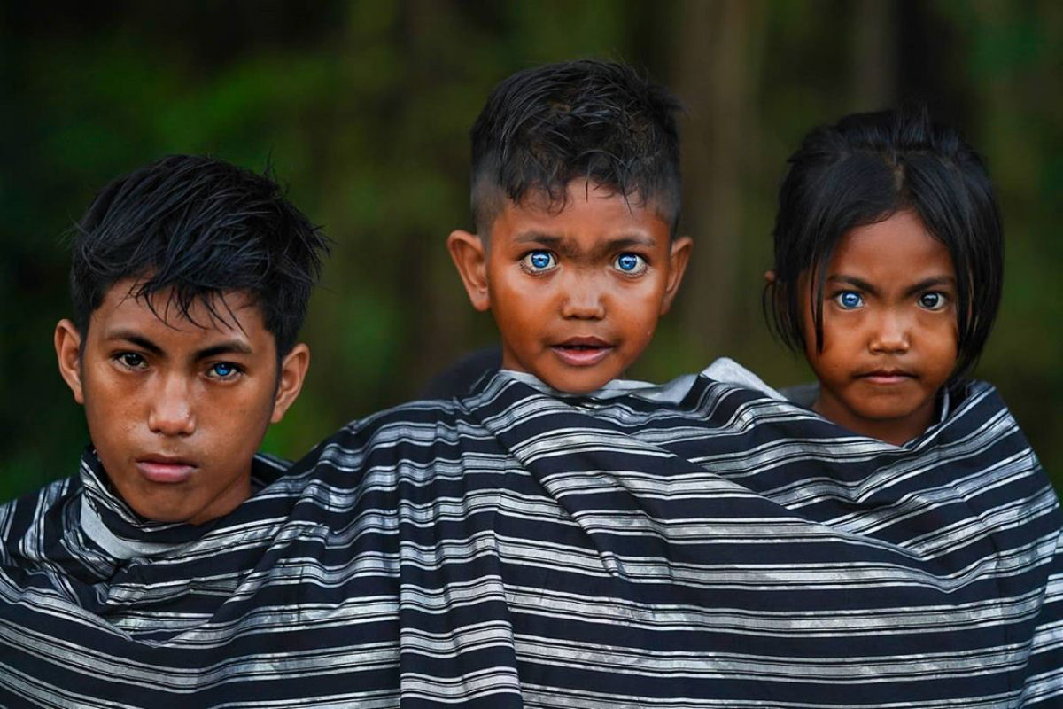 Olhos azuis e brilhantes: as hipnotizantes fotos de uma tribo com uma rara mutação genética 05