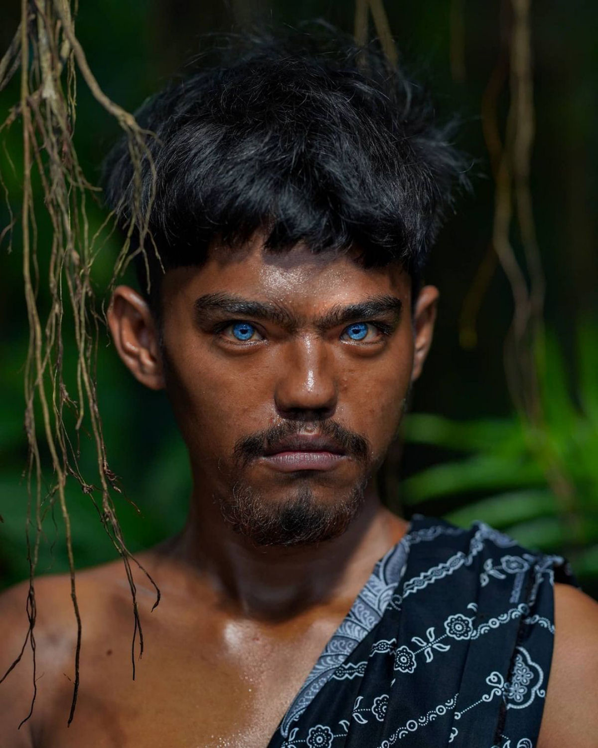 Olhos azuis e brilhantes: as hipnotizantes fotos de uma tribo com uma rara mutação genética 06