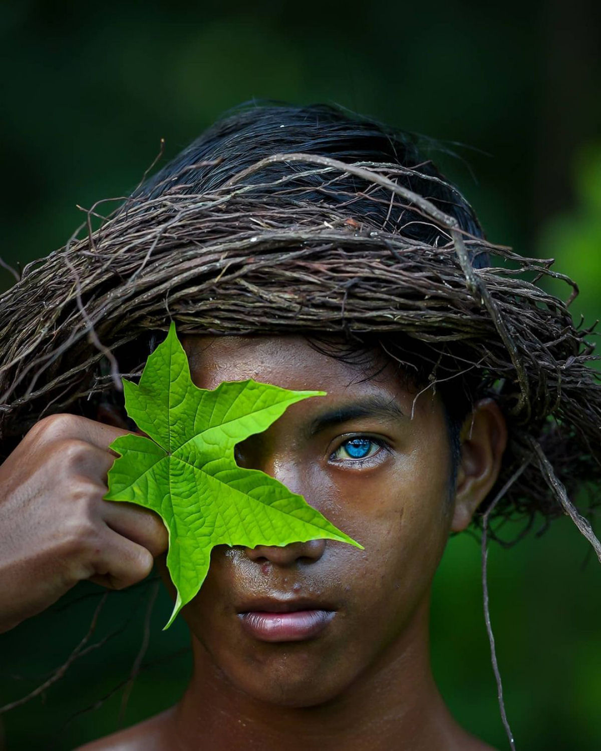 Olhos azuis e brilhantes: as hipnotizantes fotos de uma tribo com uma rara mutação genética 08