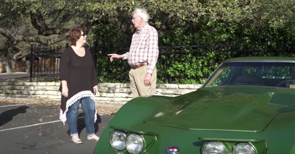 Pai tem a surpresa de sua vida depois de avistar um Corvette Stingray de 1973