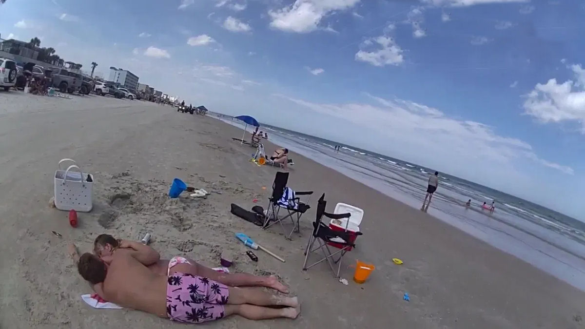 Casal americano fica to embriagado na praia que desmaia e perde os filhos