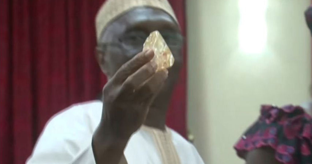 Pastor africano descobre diamante com valor superior a 62 milhes e doa para as causas sociais