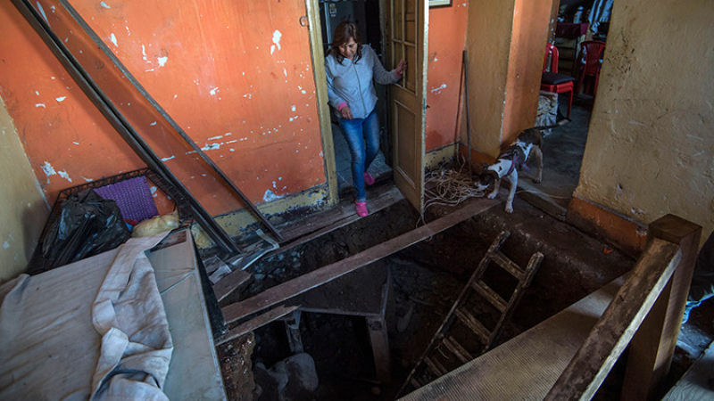 Peruana destrói a casa da vizinha buscando um tesouro enterrado