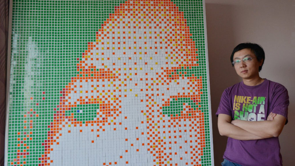 Jovem constrói retrato gigante de sua paixão com 840 cubos de Rubik e é rejeitado