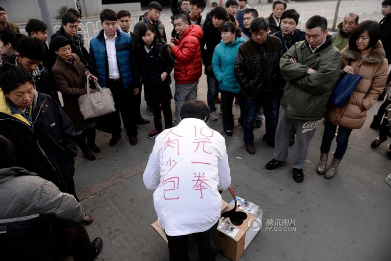 Chinês se torna voluntariamente um saco de pancadas humano para salvar a vida do filho